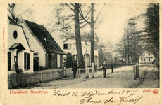 16364 Gezicht in de Utrechtseweg met bebouwing te Zeist; met in het midden het tolhuis en de linker- en voorgevel van ...